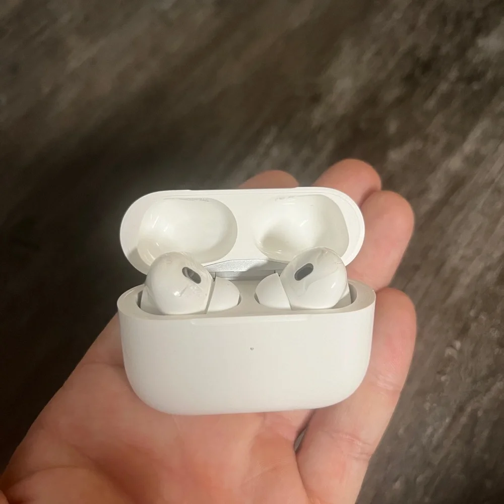 Apple White Wireless Earbuds with Charging Case